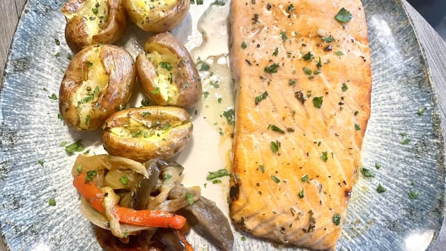 Lomo De Salmón Al Horno Marinado en Aceite De Sésamo Acompañado De Patatas Baby Y Verduras - Nelma, Madrid