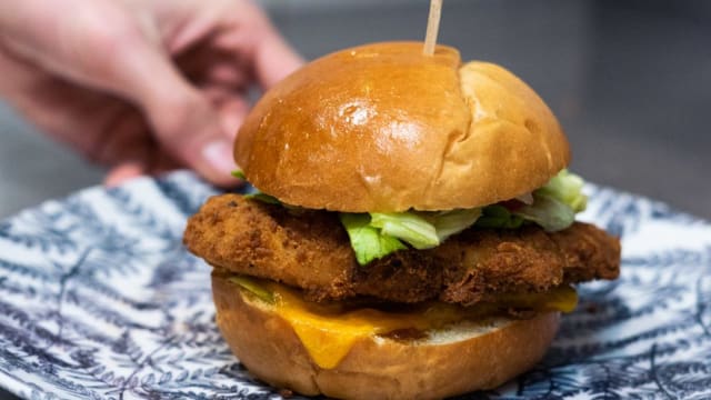 Burger poulet - Les Matins Blancs, Paris