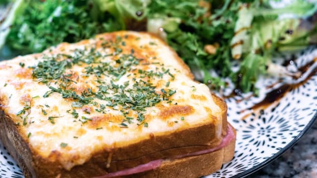 Croque Monsieur + salade et frites - Les Matins Blancs, Paris