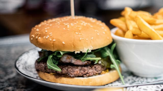 Burger bœuf - Les Matins Blancs, Paris