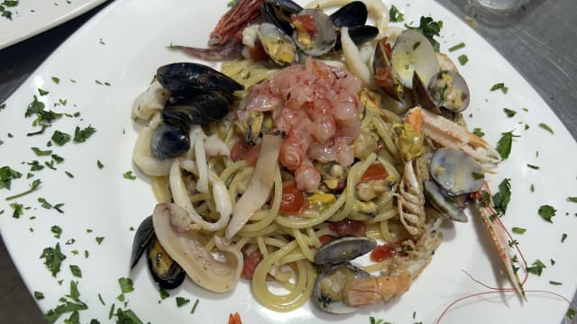 Linguine trafilate al bronzo allo scoglio con tartar di gambero rosso - Marotta Fish & Oyster bar, Giardini Naxos