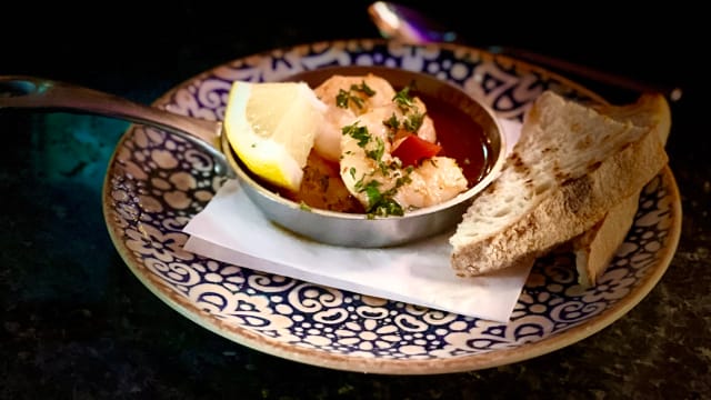 Scampi i het olja vitlök & chili samt bröd - Tapas28, Stockholm