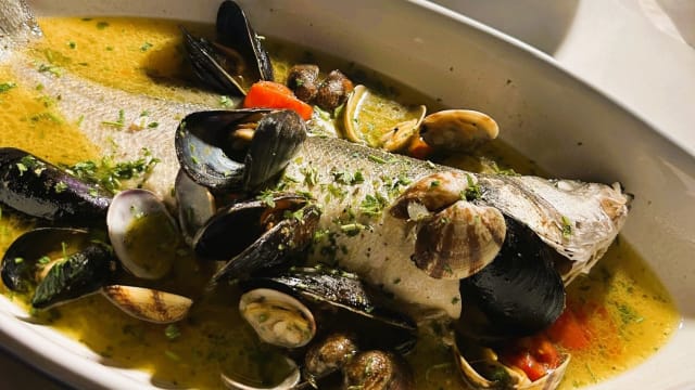 Spigola di mare alla “acqua pazza” di totò con frutti di mare uno spettacolo da vedere e da mangiare - Napul'e', Rome