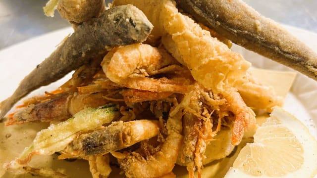 Il mare fritto 'o cuoppo del pescatore " di posillipo - Napul'e', Rome