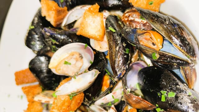 Sauté di frutti di mare” a francesa” con crostini di pane - Napul'e', Rome