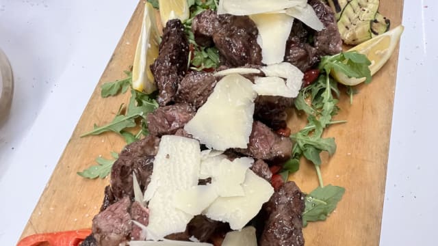 Tagliata di manzo 300g con focaccia e patate - Osteria Battibecco al Parco, Montesilvano