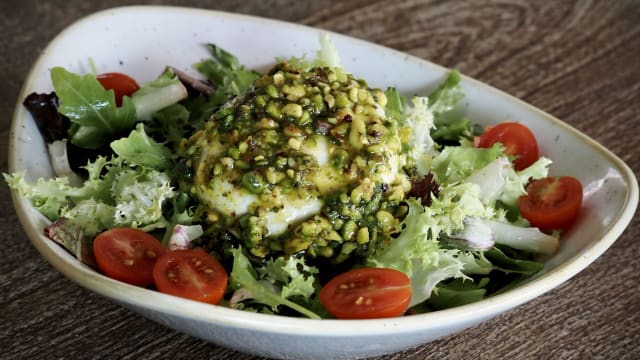 Ensalada de burrata y pesto de pistachos - Bivio - Steak House