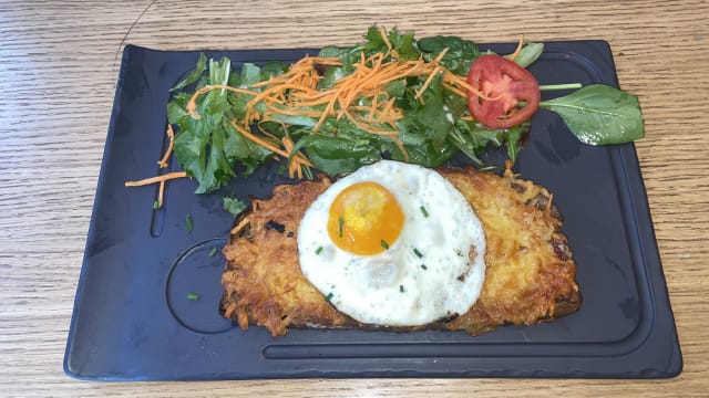 Croque Madame Sur Pain Bio Moisan, Salade - Le Solferino, Paris