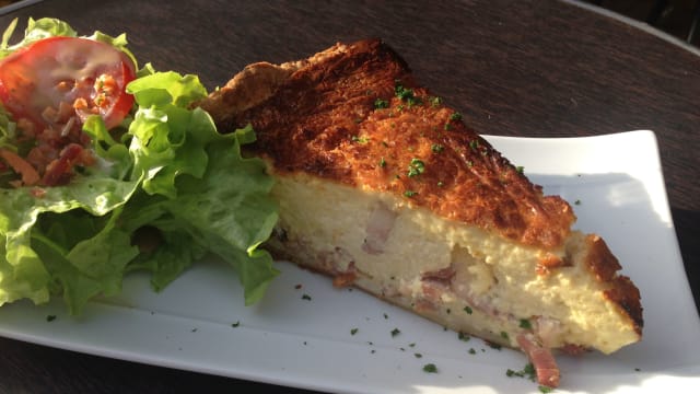 Quiche Lorraine, Salade - Le Solferino, Paris