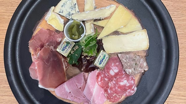 Planche Mixte: Charcuteries Et Fromages - Le Solferino, Paris