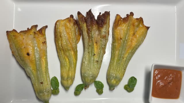 Fiori di zucca in tempura di riso, ripieni di mozzarella ricotta e acciughe - La Limonaia di Villa Acquaviva