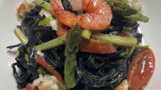 Tagliolini al nero di seppia con gamberoni crudi e cotti, zucchine e pachino - La Limonaia di Villa Acquaviva