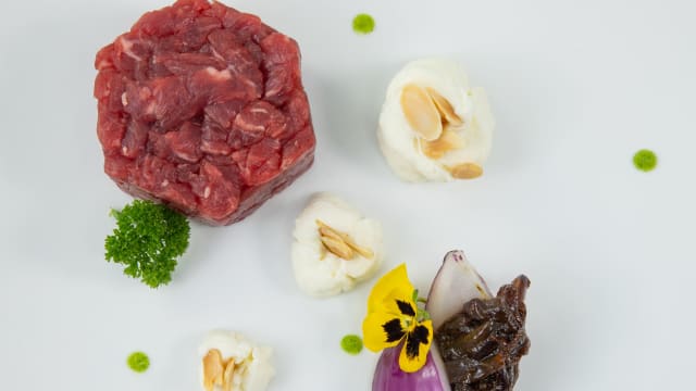 Tartare di manzo al coltello con mousse di grana, cipolla in agrodolce e mandorle - Le Bistrot, Riccione