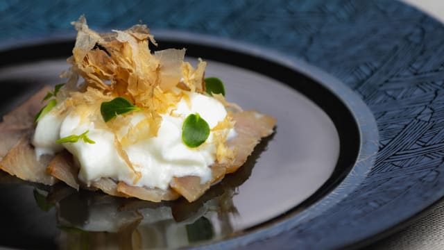 Carpaccio di ricciola del mediterraneo, spuma di bufala campana e katsuobushi - Casa Grazia