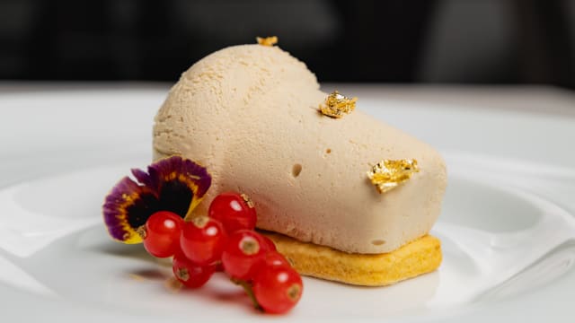 Semifreddo alla nocciola, frutti rossi e biscotto al babà - Casa Grazia