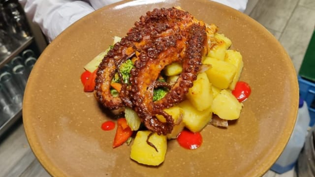 Pulpo a la parrilla (2 personas) - Clandestinos restobar