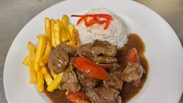 Lomo saltado - Clandestinos restobar, Barcelona