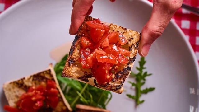 ‘O pane arruscato cu ‘a pummarola ncoppa bruschetta napoletana  - Tarantè