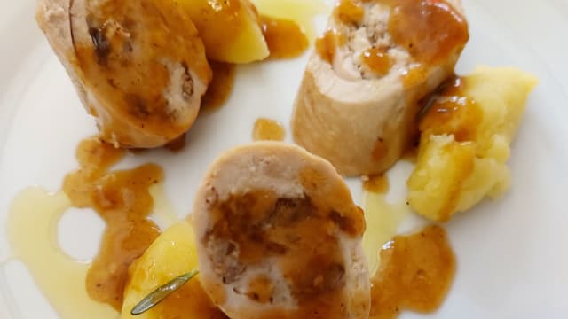 Rollatina di petto di faraona, il suo fondo al Moscato e patata schiacciata - Timo e Rosmarino