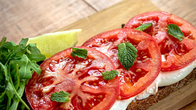 Burrata & tomato - Local Your Healthy Kitchen -  Santos, Lisbon