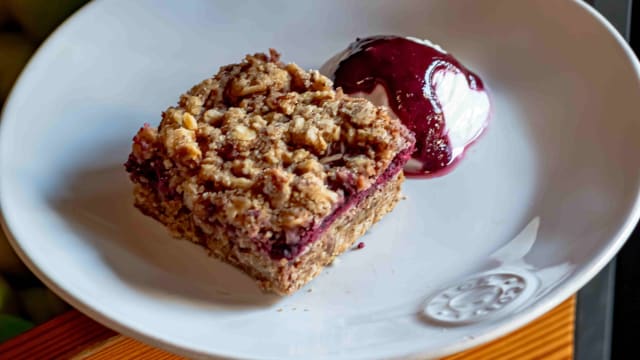 Crumble de aveia e amora com logurte grego - Local Your Healthy Kitchen -  Santos, Lisbon