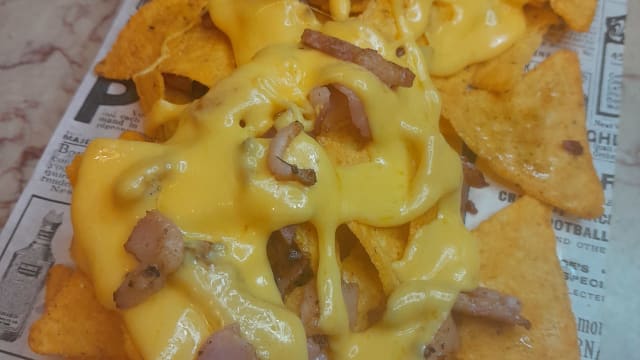 Nachos Com Molho Cheddar e bacon - Cosmopolitan Burger, Lisbon