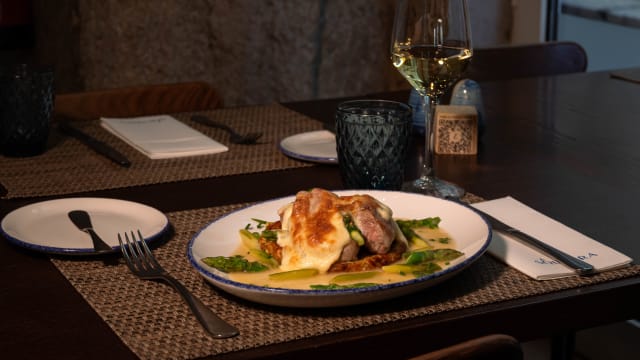 Scaloppine de porco preto com espargos verdes e queijo provola fumado - Ristorante La Squadra, Lisbon