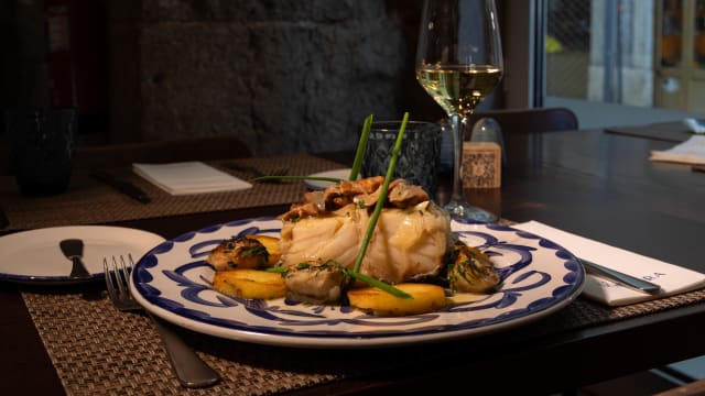 Lombo de bacalhau no forno a lenha com cogumelos bravos, alcachofra grelhada e batata salteada - Ristorante La Squadra, Lisbon