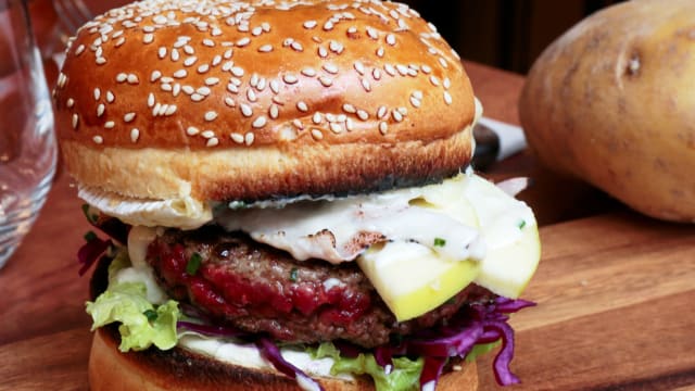 Burger l´Auvergnat, frites Maison au thym - Ô'Cocher     Table et Burger, Paris