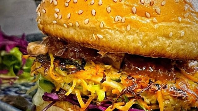 Burger Végétarien, frites Maison au thym - Ô'Cocher     Table et Burger, Paris