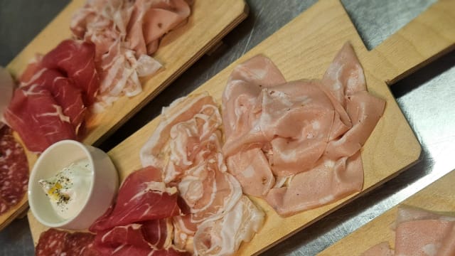 Burratina pugliese con salumi artigianali - La Rimessa Bistrot