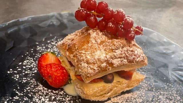 Fagottino di pasta sfoglia caramellata con crema e frutti di bosco - Metropolitan, Milan