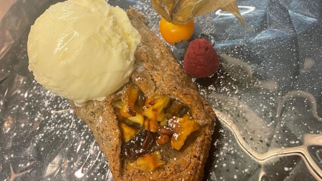 Strudel caldo di grano saraceno alle mele accompagnato con gelato alla vaniglia  - Metropolitan, Milan