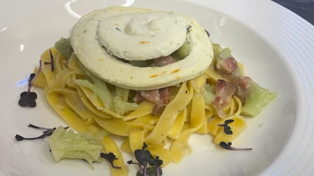 Fettuccine all’uovo con cavolfiore viola, guancia arrostita e cialda di ricotta agli agrumi - Metropolitan, Milan