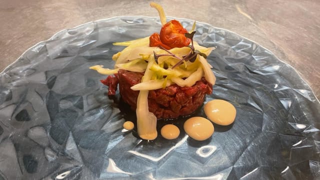 Tartare di filetto servito con puntarelle in cruditè e maionese di acciughe - Metropolitan, Milan