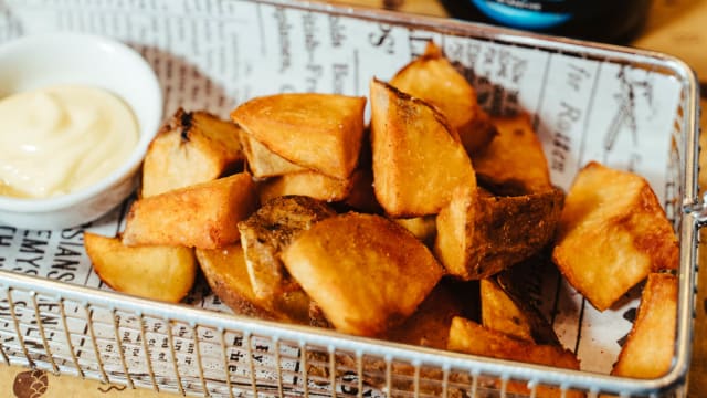 Patatas bravas alla paprika - Calipé - Vineria di Pesce, Rome