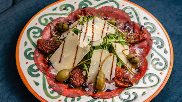 Salade tiepida, pâte à pizza soufflée, roquette, mozzarella di bufala, tomates cerises, jambon de Parme et copeaux de parmesan - La Massara