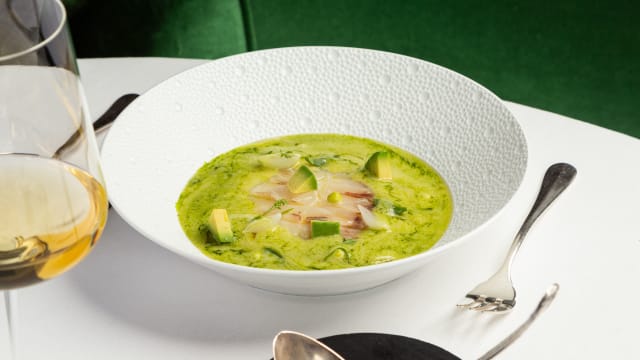 Gazpacho verde de aguacate con lubina ahumada y aliño de salpicón - Amós by Jesús Sánchez, Madrid