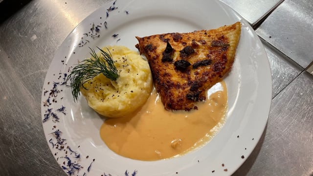 Raie gratinée à la sauce au camembert, écrasé de  pommes de terre. - L'Empreinte