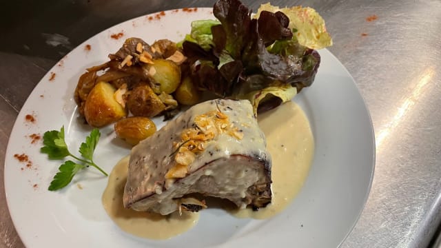 Porcelet rôti à la crème d'ail, pommes grenailles et salade de choux. - L'Empreinte, Paris