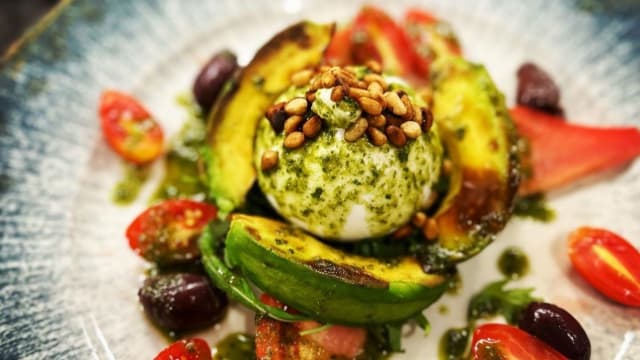 Burrata cremosa con aguacate braseado, tomates cherry y aceite de pesto - Casa Covas, Barcelona