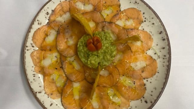 Carpaccio de salmón y langostinos con guacamole - Casa Covas