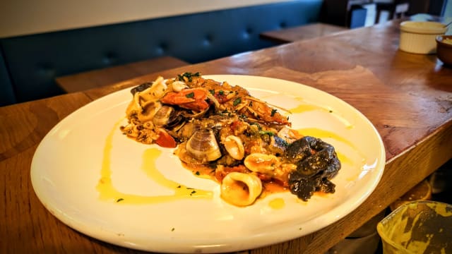 Agnolotti di salmone al ragù di mare - Ribeo, Florence