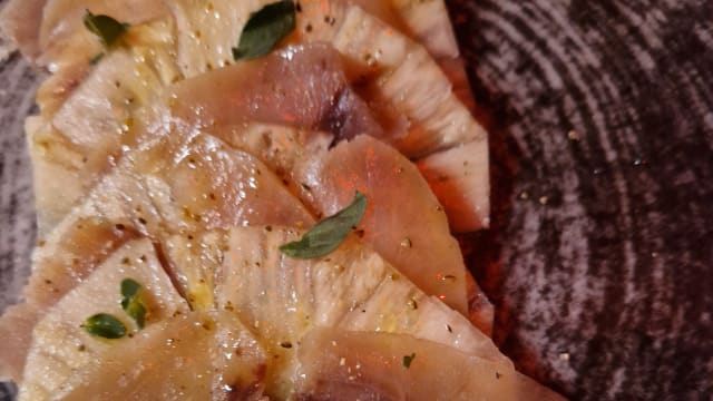 Pesce spada marinato con ananas, pepe bianco e maggiorana - Il Fiore all'Occhiello