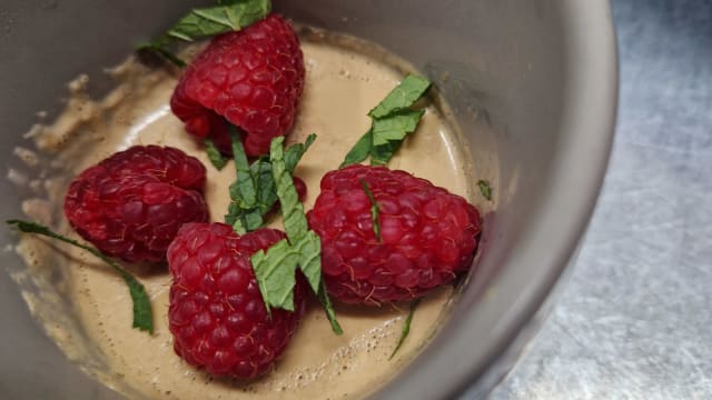 Panna cotta alla liquirizia con lamponi e menta - Il Fiore all'Occhiello, Rome