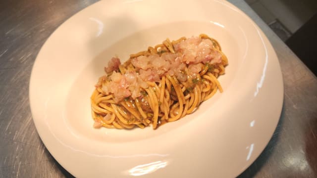 Spaghetti aglio, olio, peperoncino, con tartare di ricciola mediterranea - Le Terre Di Green More Green