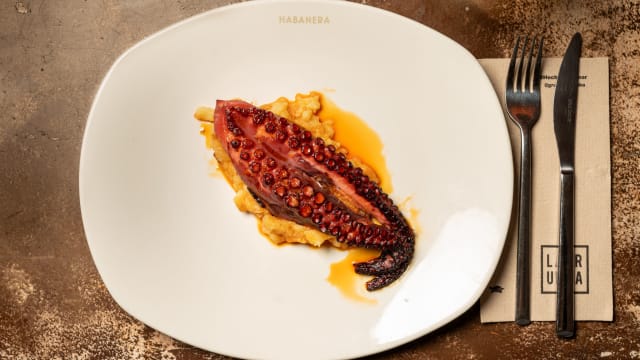 Pulpo braseado con puré de patatas al mortero y aceite de pimentón - Habanera, Madrid