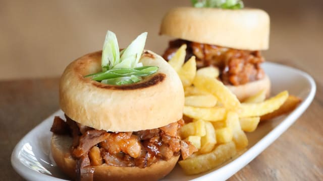 Mini hamburguesas de picaña curada en pan brioche al curry (2 Uds.) - Habanera, Madrid