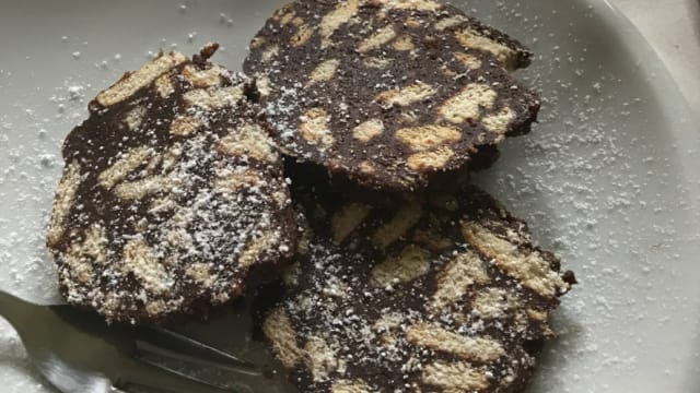 Crostate varie, salame di cioccolato, speciale di mele, torta al cioccolato - Trattoria da Piro