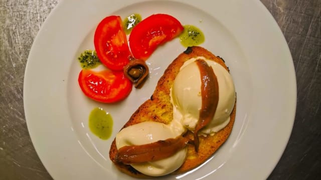 Crostone con Burrata Fresca e Filetti di Acciughe del Cantabrico - Ristorante Pizzeria Il Mulino di Quercegrossa